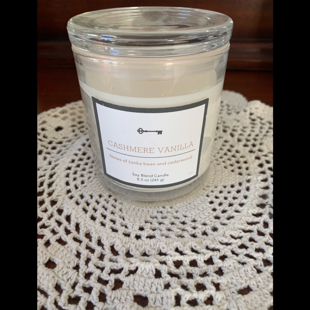 - Cashmere Vanilla Threshold Candle8.5 Harry…